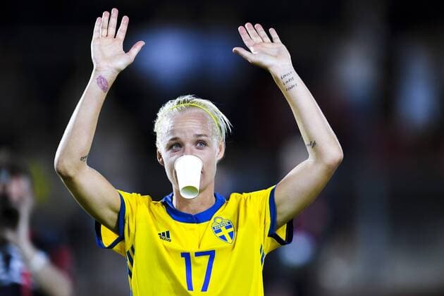 170717 Sveriges Caroline Seger tackar publiken efter fotbollsmatchen mellan Tyskland och Sverige under fotbolls-EM den 17 juli 2017 i Breda.  Copyright: CARLxSANDIN BB170717CS082