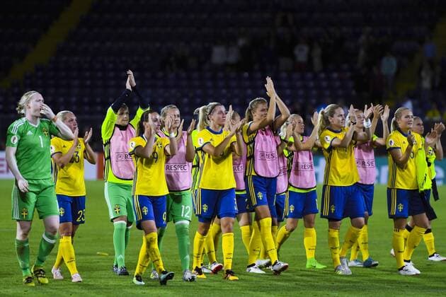 170717 Sveriges spelare tackar publiken efter fotbollsmatchen mellan Tyskland och Sverige under fotbolls-EM den 17 juli 2017 i Breda.  Copyright: CARLxSANDIN BB170717CS084