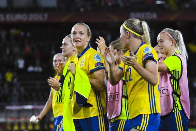170717 Sveriges Magdalena Eriksson tackar publiken efter fotbollsmatchen mellan Tyskland och Sverige under fotbolls-EM den 17 juli 2017 i Breda.  Copyright: CARLxSANDIN BB170717CS085