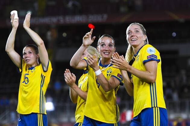 170717 Sveriges Jessica Samuelsson , Kosovare Asllani och Linda Sembrant tackar publiken efter fotbollsmatchen mellan Tyskland och Sverige under fotbolls-EM den 17 juli 2017 i Breda.  Copyright: CARLxSANDIN BB170717CS086