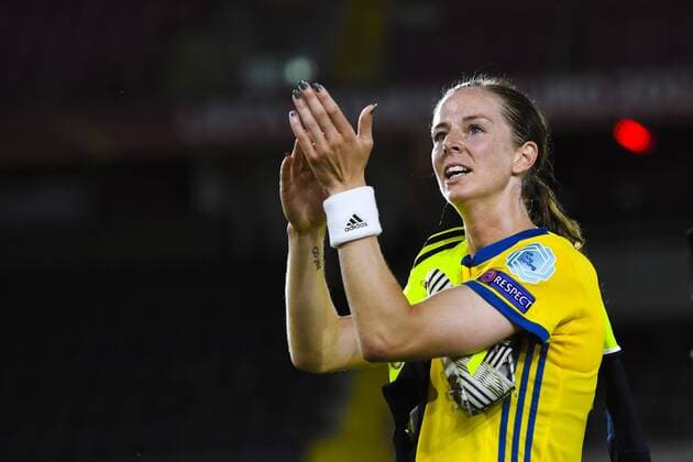170717 Sveriges Lotta Schelin tackar publiken efter fotbollsmatchen mellan Tyskland och Sverige under fotbolls-EM den 17 juli 2017 i Breda.  Copyright: CARLxSANDIN BB170717CS087