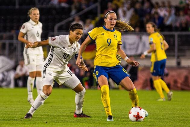 NLD, Breda, UEFA Women s Euro 2017 17.07.2017, Rat Verlegh Stadion, Breda, NLD, Breda, UEFA Women s Euro 2017 , im Bild picture shows Dzsenifer Marozsan (Deutschland 10) gegen Kosovare Asllani (Schweden 9), nordphotox xRauch nph00251