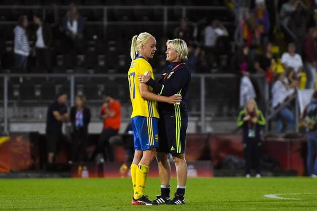 170717 Sveriges Caroline Seger och assisterande förbundskapten Lilie Persson publiken efter fotbollsmatchen mellan Tyskland och Sverige under fotbolls-EM den 17 juli 2017 i Breda.  Copyright: CARLxSANDIN BB170717CS088