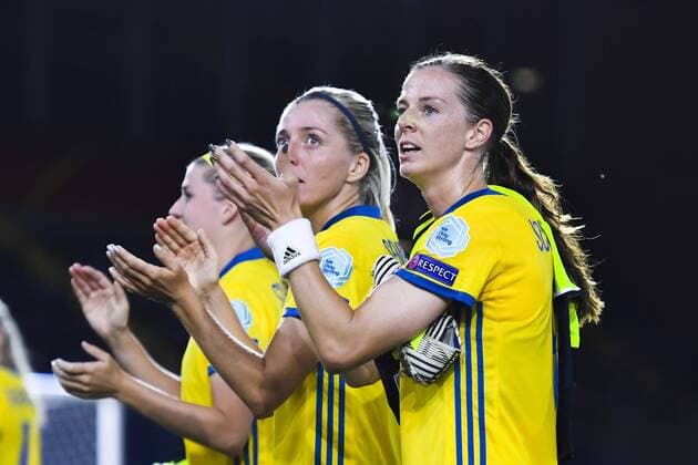 170717 Sveriges Lotta Schelin tackar publiken efter fotbollsmatchen mellan Tyskland och Sverige under fotbolls-EM den 17 juli 2017 i Breda.  Copyright: CARLxSANDIN BB170717CS089