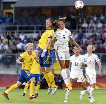 170717 Sveriges Lotta Schelin i nickduell med Tysklands Babett Peter i fotbollsmatchen mellan Tyskland och Sverige under fotbolls-EM den 17 juli 2017 i Breda.  Copyright: CARLxSANDIN BB170717CS105