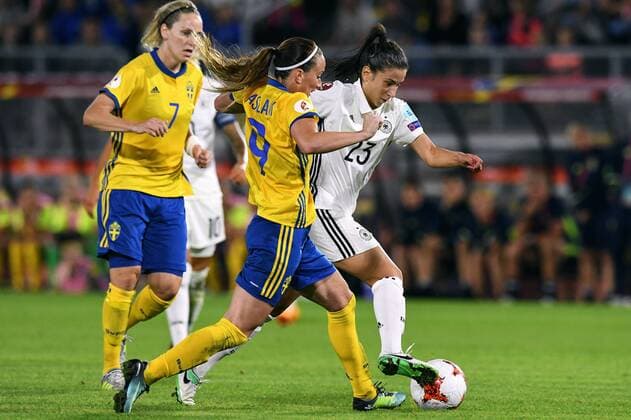 Fussball, Frauen, UEFA Europameisterschaft, EM 2017, Niederlande, Gruppe B, Rat Verlegh Stadion Breda, Deutschland - Schweden 0:0; Hasret Kayikci (GER), Kosovare Asllani (SWE), Lisa Dahlkvist (SWE), Aktion.