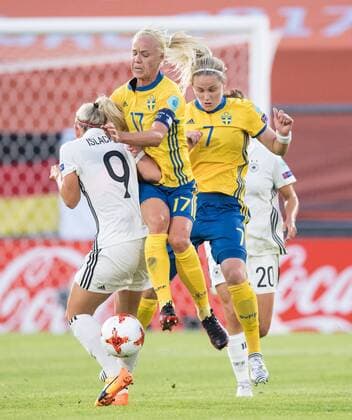 vl: Mandy Islacker (GER), Sara Caroline Seger (SWE), Lisa Dahlkvist (SWE), Lina Magull (GER) Vorrunde: Deutschland - Schweden in Breda am 17.07.2017. UEFA Fussball Frauen Europameisterschaft 2017 in den Niederlanden,