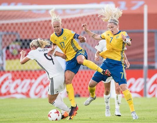 vl: Mandy Islacker (GER), Sara Caroline Seger (SWE), Lisa Dahlkvist (SWE), Lina Magull (GER) Vorrunde: Deutschland - Schweden in Breda am 17.07.2017. UEFA Fussball Frauen Europameisterschaft 2017 in den Niederlanden,