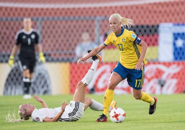 vl: Mandy Islacker (GER), Sara Caroline Seger (SWE) Vorrunde: Deutschland - Schweden in Breda am 17.07.2017. UEFA Fussball Frauen Europameisterschaft 2017 in den Niederlanden,