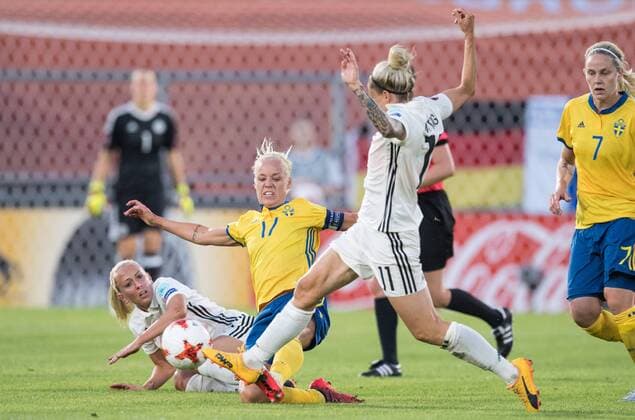 vl: Mandy Islacker (GER), Sara Caroline Seger (SWE), Anja Mittag (GER), Lisa Dahlkvist (SWE) Vorrunde: Deutschland - Schweden in Breda am 17.07.2017. UEFA Fussball Frauen Europameisterschaft 2017 in den Niederlanden,