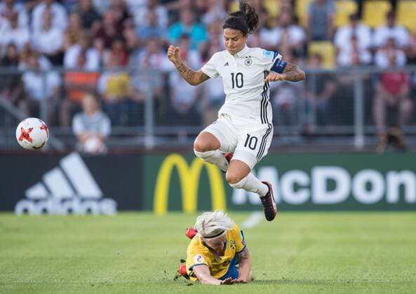 Dzsenifer Marozsan (GER) springt ueber Nilla Fischer (SWE) Vorrunde: Deutschland - Schweden in Breda am 17.07.2017. UEFA Fussball Frauen Europameisterschaft 2017 in den Niederlanden,