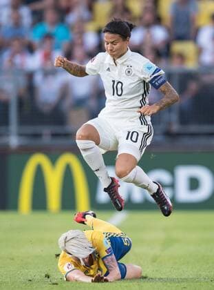Dzsenifer Marozsan (GER) springt ueber Nilla Fischer (SWE) Vorrunde: Deutschland - Schweden in Breda am 17.07.2017. UEFA Fussball Frauen Europameisterschaft 2017 in den Niederlanden,