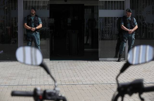 A motorbike s driving morrors reflect the bars of a fence as two Spanish Civil Guard stand guard outside Spanish Soccer Federation (RFEF) s headquarters during a search in Soccer City, in Las Rozas, outside Madrid, Spain, 18 July 2017, as part of an anti-corruption operation ruled by Audiencia Nacional court. Authorities arrested RFEF s President, Angel Maria Villar, according to investigation sources. RFEF s Financial Deputy President, Juan Padron, and Villar s son Gorka Villar were arrested too. They are acussed of misappropriation of funds andcorruption, among others. Spanish Soccer Federation s President, Angel Maria Villar, arrested as part police operation against corruption !ACHTUNG: NUR REDAKTIONELLE NUTZUNG! Copyright: xChemaxMoyax 20170718-636359733266752205