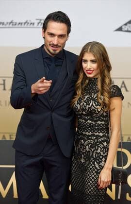 Mats HUMMELS (Bayern Muenchen) und Ehefrau Cathy werden Eltern. Archivfoto; Auf dem Roten Teppich: Mats HUMMELS mit seiner Freundin Cathy FISCHER Vorstellung und Weltpremiere des Dokumentarfilmes Die Mannschaft im CineStar Sony Center in Berlin, Deutschland am 10.11.2014, die Deutsche Fussballnationalmannschaft zeigt sich in einem Film zur Fussballweltmeisterschaft 2014 in Brasilien.