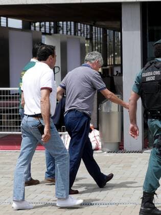 Bilder des Tages - SPORT Spanish Soccer Federation (RFEF) s President, Angel Maria Villar (C), escorted by several Civil Guard officers, arrives at RFEF s headquarters in Soccer City, in Las Rozas, outside Madrid, Spain, 18 July 2017. Spanish Civil Guard searched the RFEF s headquarters in Soccer City, in Las Rozas, outside Madrid, as part of an anti-corruption operation ruled by Audiencia Nacional court. Authorities arrested Villar, his son Gorka Villar and RFEF s Deputy President Juan Padron, according to investigation sources. They are acussed of misappropriation of funds andcorruption, among others. Spanish Soccer Federation s President, Angel Maria Villar, arrested as part police operation against corruption !ACHTUNG: NUR REDAKTIONELLE NUTZUNG! Copyright: xZipix 20170718-636359891601466090