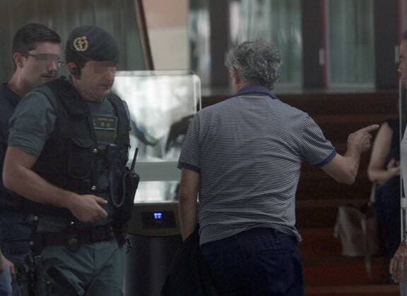 Spanish Soccer Federation (RFEF) s President, Angel Maria Villar (R), escorted by several Civil Guard officers, enters at RFEF s headquarters in Soccer City, in Las Rozas, outside Madrid, Spain, 18 July 2017. Spanish Civil Guard searched the RFEF s headquarters in Soccer City, in Las Rozas, outside Madrid, as part of an anti-corruption operation ruled by Audiencia Nacional court. Authorities arrested Villar, his son Gorka Villar and RFEF s Deputy President Juan Padron, according to investigation sources. They are acussed of misappropriation of funds andcorruption, among others. Spanish Soccer Federation s President, Angel Maria Villar, arrested as part police operation against corruption !ACHTUNG: NUR REDAKTIONELLE NUTZUNG! Copyright: xZipix 20170718-636359895428975160