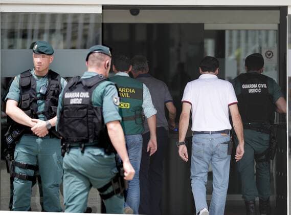 Spanish Soccer Federation (RFEF) s President, Angel Maria Villar (C, rear), escorted by several Civil Guard officers, enters at RFEF s headquarters in Soccer City, in Las Rozas, outside Madrid, Spain, 18 July 2017. Spanish Civil Guard searched the RFEF s headquarters in Soccer City, in Las Rozas, outside Madrid, as part of an anti-corruption operation ruled by Audiencia Nacional court. Authorities arrested Villar, his son Gorka Villar and RFEF s Deputy President Juan Padron, according to investigation sources. They are acussed of misappropriation of funds andcorruption, among others. Spanish Soccer Federation s President, Angel Maria Villar, arrested as part police operation against corruption !ACHTUNG: NUR REDAKTIONELLE NUTZUNG! Copyright: xZipix 20170718-636359896081999532