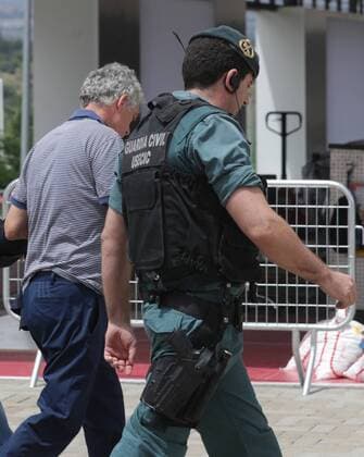 Spanish Soccer Federation (RFEF) s President, Angel Maria Villar (L), escorted by several Civil Guard officers, arrives at RFEF s headquarters in Soccer City, in Las Rozas, outside Madrid, Spain, 18 July 2017. Spanish Civil Guard searched the RFEF s headquarters in Soccer City, in Las Rozas, outside Madrid, as part of an anti-corruption operation ruled by Audiencia Nacional court. Authorities arrested Villar, his son Gorka Villar and RFEF s Deputy President Juan Padron, according to investigation sources. They are acussed of misappropriation of funds andcorruption, among others. Spanish Soccer Federation s President, Angel Maria Villar, arrested as part police operation against corruption !ACHTUNG: NUR REDAKTIONELLE NUTZUNG! Copyright: xZipix 20170718-636359896147364370