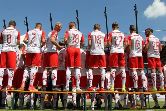 Mannschaftsfoto von Hinten Andreas Geipl (Regensburg), Marcel Hofrath (Regensburg) Uwe Hesse (Regensburg) Marvin Knoll (Regensburg) Marc Lais (Regensburg) Kevin Hoffmann (Regensburg) Benedikt Saller (Regensburg) Albion Vrenezi (Regensburg) Regensburg Copyright: xNickll Eibner-Pressefotox EP_anl