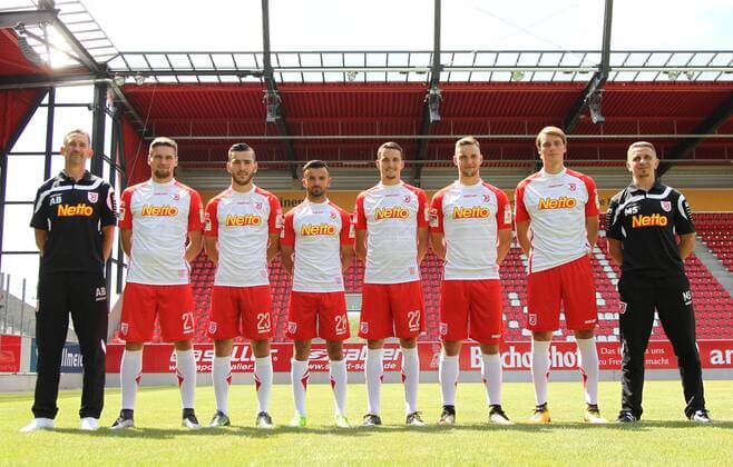 Trainer Achim Beierlorzer (Regensburg) mit den Neuzugaengen Jonas Nietfeld (Regensburg) Sargis Adamyan (Regensburg) Albion Vrenezi (Regensburg) Sebastian Stolze (Regensburg) Benedikt Gimber (Regensburg) Asger Soerensen (Regensburg) und Co Trainer Mersad Selimbegovic (Regensburg) Regensburg Copyright: xNickll Eibner-Pressefotox EP_anl