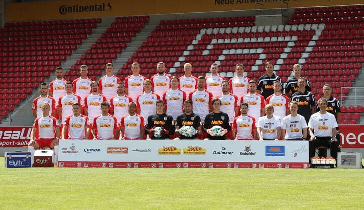 Mannschaftsfoto Jahn Regensburg Hinten: Albion Vrenezi, Benedikt Saller, Kevin Hoffmann, Marc Lais, Marvin Knoll, Uwe Hesse, Marcel Hofrath, Andreas Geipl, Torwart Trainer Kristian Barbuscak, Co Trainer Andreas Gehlen Mitte: Sargis Adamyan, Sebastian Stolze, Sebastian Nachreiner, Marco Gruettner, Asger Soerensen, Sven Kopp, Markus Palionis, Markus Ziereis, Jonas Nietfeld, Benedikt Gimber, Trainer Achim Beierlorzer, Co Trainer Mersad Selimbegovic Vorne: Alexander Nandzik, Johannes Stingl, Patrik Dzalto, Moritz Maiershofer, Philipp Pentke, Bastian Lerch, Oliver Hein, Betreuer Reisinger, Betreuer Tobias Rutzinger, Mannschaftsarzt Andreas Harlass-Neuking Regensburg Copyright: xNickll Eibner-Pressefotox EP_anl