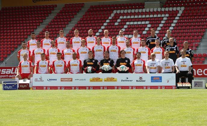 Mannschaftsfoto Jahn Regensburg Hinten: Albion Vrenezi, Benedikt Saller, Kevin Hoffmann, Marc Lais, Marvin Knoll, Uwe Hesse, Marcel Hofrath, Andreas Geipl, Torwart Trainer Kristian Barbuscak, Co Trainer Andreas Gehlen Mitte: Sargis Adamyan, Sebastian Stolze, Sebastian Nachreiner, Marco Gruettner, Asger Soerensen, Sven Kopp, Markus Palionis, Markus Ziereis, Jonas Nietfeld, Benedikt Gimber, Trainer Achim Beierlorzer, Co Trainer Mersad Selimbegovic Vorne: Alexander Nandzik, Johannes Stingl, Patrik Dzalto, Moritz Maiershofer, Philipp Pentke, Bastian Lerch, Oliver Hein, Betreuer Reisinger, Betreuer Tobias Rutzinger, Mannschaftsarzt Andreas Harlass-Neuking Regensburg Copyright: xNickll Eibner-Pressefotox EP_anl