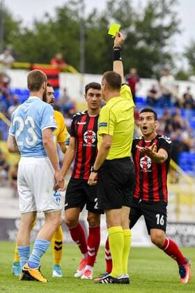 170718 Vardars reagerar pa domaren efter Vardars malvakt Filip Gachevski blivit varnad och orsakar straff för Malmö FFs Jo Inge Berget under en fotbollsmatch mellan Vardar och Malmö FF i kvalet till Champions League den 18 juli 2017 i Strumica.  Copyright: PETTERxARVIDSON BB170718PA051