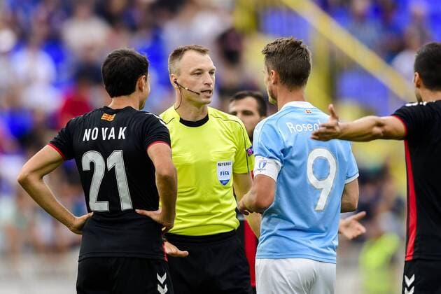 170718 Malmö FFs Markus Rosenberg och Vardars Evgenij Novak i samtal med domaren under en fotbollsmatch mellan Vardar och Malmö FF i kvalet till Champions League den 18 juli 2017 i Strumica.  Copyright: PETTERxARVIDSON BB170718PA053