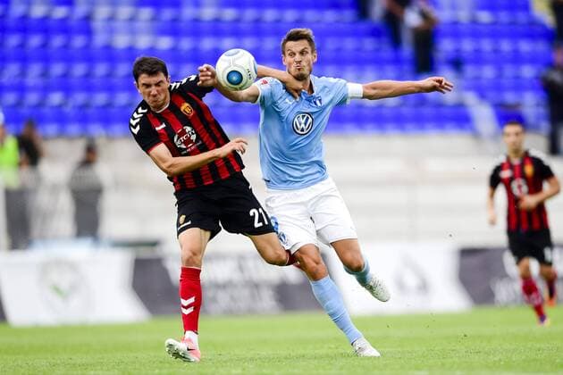 170718 Vardars Evgenij Novak och Malmö FFs Markus Rosenberg under en fotbollsmatch mellan Vardar och Malmö FF i kvalet till Champions League den 18 juli 2017 i Strumica.  Copyright: PETTERxARVIDSON BB170718PA063