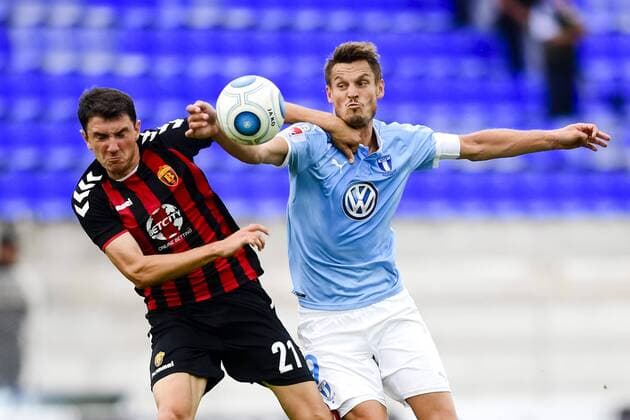 Bilder des Tages - SPORT 170718 Vardars Evgenij Novak och Malmö FFs Markus Rosenberg under en fotbollsmatch mellan Vardar och Malmö FF i kvalet till Champions League den 18 juli 2017 i Strumica.  Copyright: PETTERxARVIDSON BB170718PA064