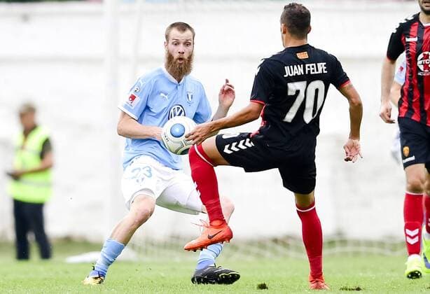 170718 Malmö FFs Jo Inge Berget och Vardars Huan Felipe Ribeiro under en fotbollsmatch mellan Vardar och Malmö FF i kvalet till Champions League den 18 juli 2017 i Strumica.  Copyright: PETTERxARVIDSON BB170718PA065