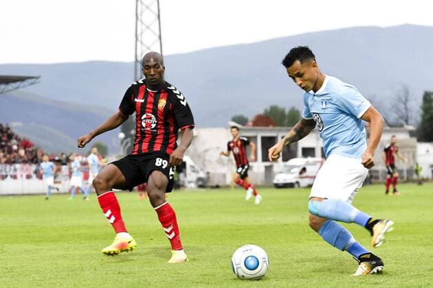 170718 Vardars Johnatan Boareto Dos Reis och Malmö FFs Yoshimar Yotun under en fotbollsmatch mellan Vardar och Malmö FF i kvalet till Champions League den 18 juli 2017 i Strumica.  Copyright: PETTERxARVIDSON BB170718PA068