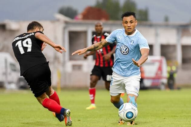 170718 Vardars Hovhanes Hambarxumjan och Malmö FFs Yoshimar Yotun under en fotbollsmatch mellan Vardar och Malmö FF i kvalet till Champions League den 18 juli 2017 i Strumica.  Copyright: PETTERxARVIDSON BB170718PA069
