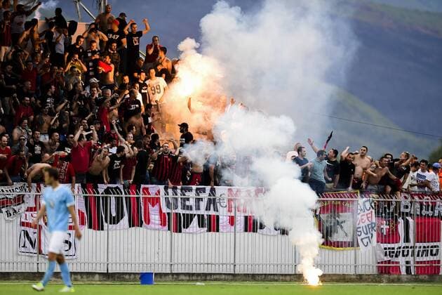 170718 Vardars supportrar jublar och kastar bengaler under en fotbollsmatch mellan Vardar och Malmö FF i kvalet till Champions League den 18 juli 2017 i Strumica.  Copyright: PETTERxARVIDSON BB170718PA074