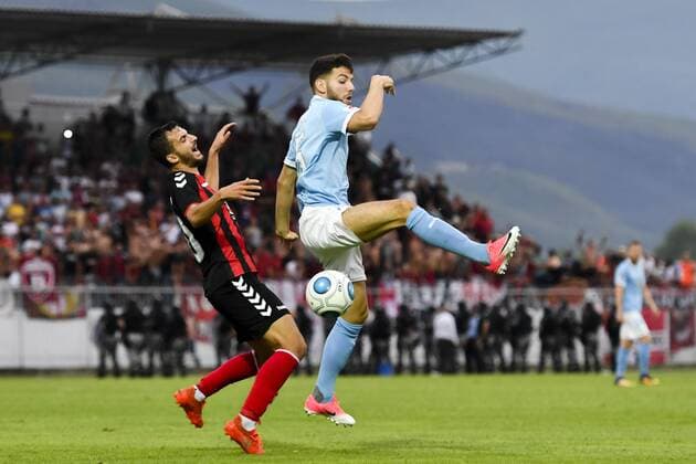 170718 Vardars Boban Nikolov och Malmö FFs Erdal Rakip under en fotbollsmatch mellan Vardar och Malmö FF i kvalet till Champions League den 18 juli 2017 i Strumica.  Copyright: PETTERxARVIDSON BB170718PA075