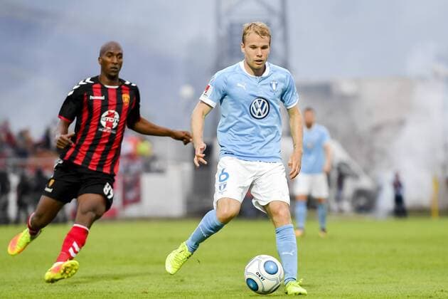 170718 Vardars Johnatan Boareto Dos Reis och Malmö FFs Oscar Lewicki under en fotbollsmatch mellan Vardar och Malmö FF i kvalet till Champions League den 18 juli 2017 i Strumica.  Copyright: PETTERxARVIDSON BB170718PA080