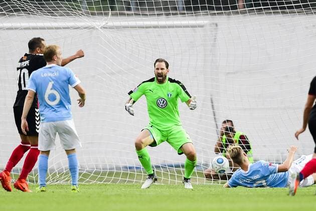 170718 Malmö FFs malvakt Johan Wiland deppar efter Vardars ledningsmal 2-1 under en fotbollsmatch mellan Vardar och Malmö FF i kvalet till Champions League den 18 juli 2017 i Strumica.  Copyright: PETTERxARVIDSON BB170718PA096