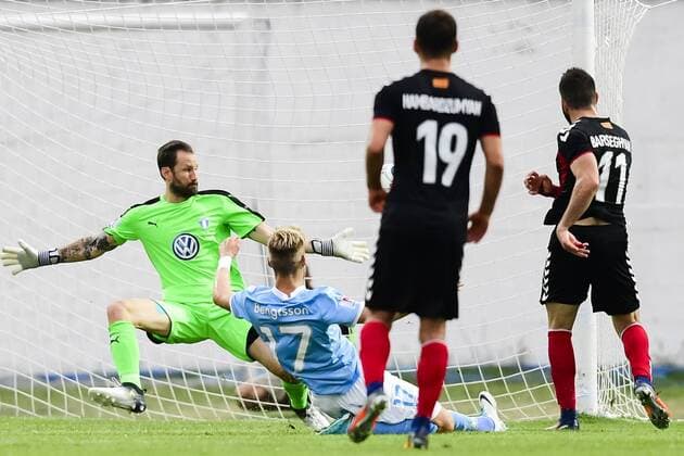 170718 Vardars Tigran Basregjan gör 2-1 bakom Malmö FFs malvakt Johan Wiland och Rasmus Bengtsson under en fotbollsmatch mellan Vardar och Malmö FF i kvalet till Champions League den 18 juli 2017 i Strumica.  Copyright: PETTERxARVIDSON BB170718PA097
