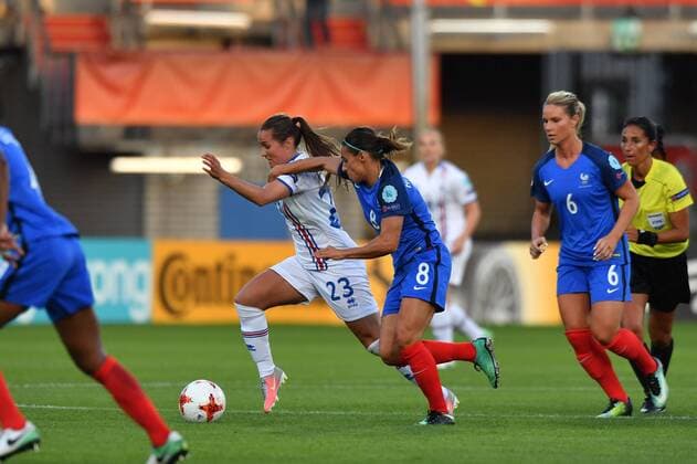 Zweikampf Fanndis Fridriksdottir (Island , Iceland) (23) Jessica Houara d Hommeaux (Frankreich, France) (8), Fussball, UEFA Women s EURO 2017, Frankreich - Island, xmkx