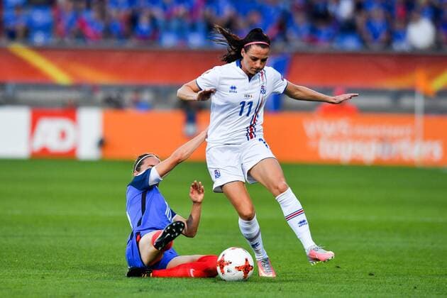 Camille Abily (Frankreich, France) (10) mit Grätsche bei Hallbera Gudny Gisladottir (Island , Iceland) (11), Fussball, UEFA Women s EURO 2017, Frankreich - Island, xmkx
