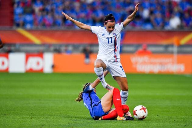 Bilder des Tages - SPORT Camille Abily (Frankreich, France) (10) stoppt fair Hallbera Gudny Gisladottir (Island , Iceland) (11), Fussball, UEFA Women s EURO 2017, Frankreich - Island, xmkx