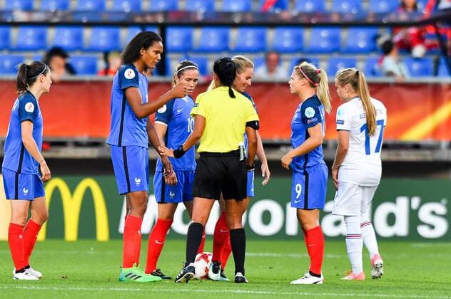 DIskussion Wendie Renard (Frankreich, France) (3) Eugenie Le Sommer (Frankreich, France) (9) mit Schiedsrichterin Carina Vitulano (Italien), Fussball, UEFA Women s EURO 2017, Frankreich - Island, xmkx