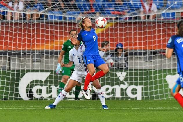 Eugenie Le Sommer (Frankreich, France) (9) stoppt den Ball mit der Brust, Fussball, UEFA Women s EURO 2017, Frankreich - Island, xmkx