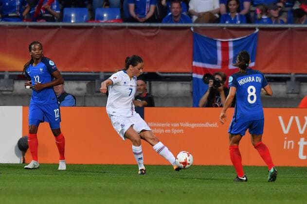 Sara Bjoerk Gunnarsdottir (Island , Iceland) (7) klärt den Ball, Fussball, UEFA Women s EURO 2017, Frankreich - Island, xmkx
