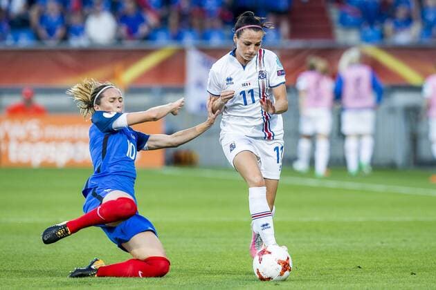 TILBURG - 18-07-2017. EK vrouwenvoetbal, Woman s Euro 2017, groepswedstrijd Frankrijk - IJsland. Duel met l-r Camille Abily en Hallbera Gisladottir. Frankrijk - IJsland  Copyright: xToinxDamenx 1649947