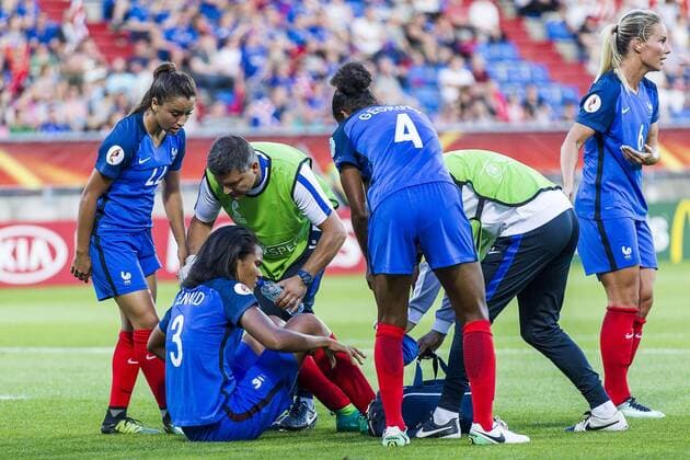 TILBURG - 18-07-2017. EK vrouwenvoetbal, Woman s Euro 2017, groepswedstrijd Frankrijk - IJsland. Blessure Wendie Renard. Frankrijk - IJsland  Copyright: xToinxDamenx 1649949