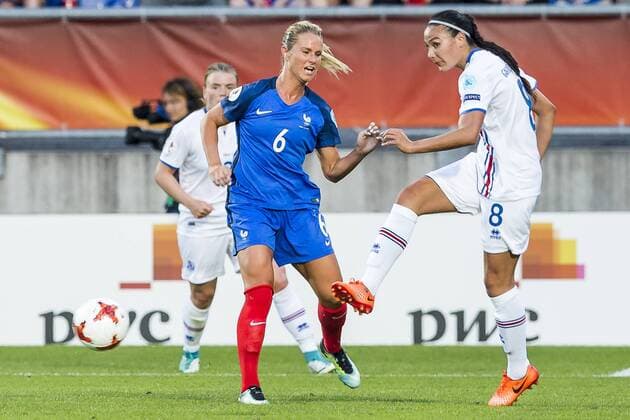TILBURG - 18-07-2017. EK vrouwenvoetbal, Woman s Euro 2017, groepswedstrijd Frankrijk - IJsland. Duel met l-r Amandine Henry en Sigridur Gardarsdottir. Duel met l-r Amandine Henry en Frankrijk - IJsland  Copyright: xToinxDamenx 1649950