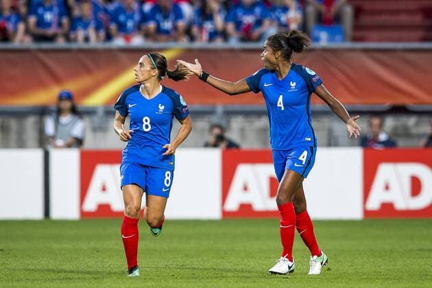 TILBURG - 18-07-2017. EK vrouwenvoetbal, Woman s Euro 2017, groepswedstrijd Frankrijk - IJsland. Laura Georges maakt verontschuldiging. Frankrijk - IJsland  Copyright: xToinxDamenx 1649951