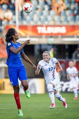 TILBURG - 18-07-2017. EK vrouwenvoetbal, Woman s Euro 2017, groepswedstrijd Frankrijk - IJsland. Wendie Renard kopt weg. Frankrijk - IJsland  Copyright: xToinxDamenx 1649952