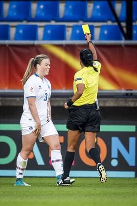 TILBURG - 18-07-2017. EK vrouwenvoetbal, Woman s Euro 2017, groepswedstrijd Frankrijk - IJsland. Gele kaart voor Ingibjorg Sigurdardottir. Frankrijk - IJsland  Copyright: xToinxDamenx 1649977